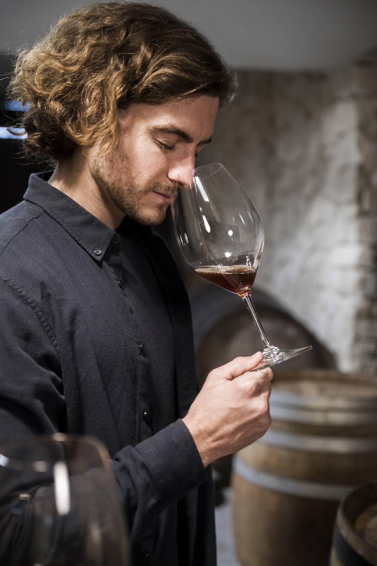 hombre-de-tiro-medio-oliendo-vino