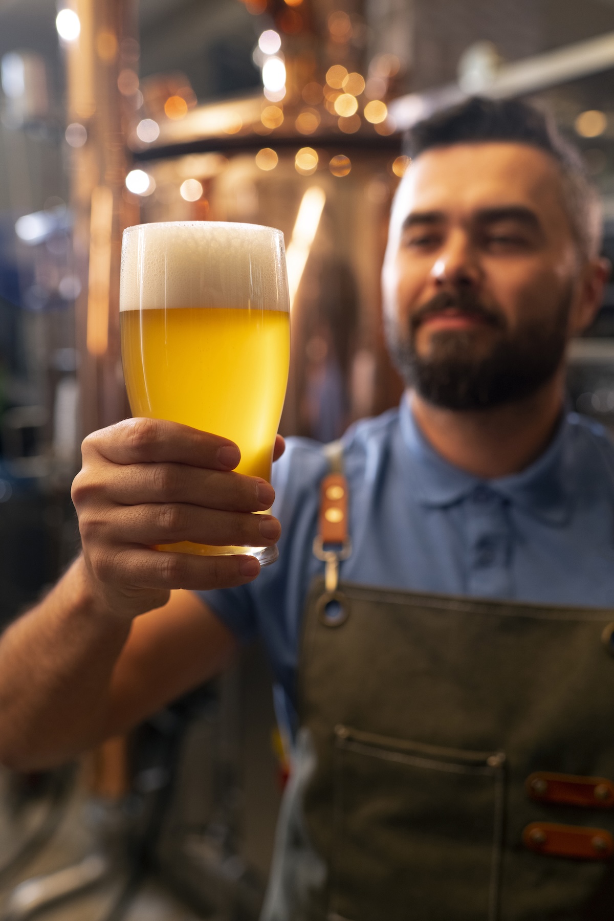hombre-de-tiro-medio-que-trabaja-en-una-fabrica-de-cerveza